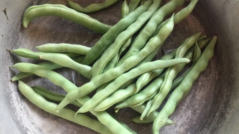 豆角焖面,选鲜嫩的<a style='color:red;display:inline-block;' href='/shicai/ 3639'>豆角</a>。