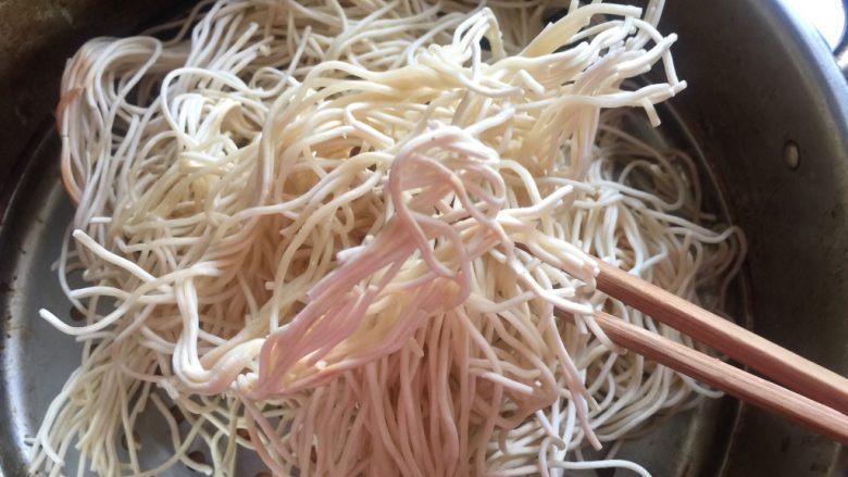 豆角焖面,蒸好的面条抖散。