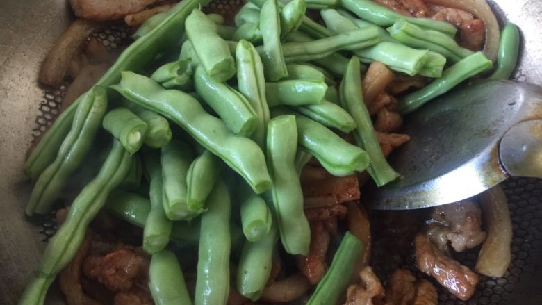 豆角焖面,放入豆角段。