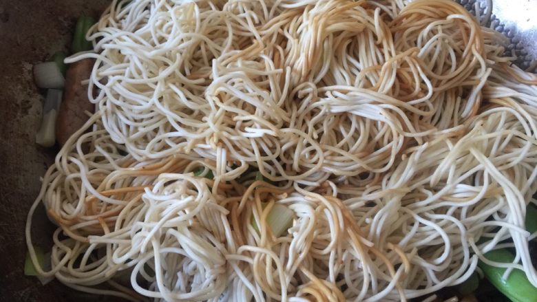 豆角焖面,将面条翻面，继续焖3分钟。