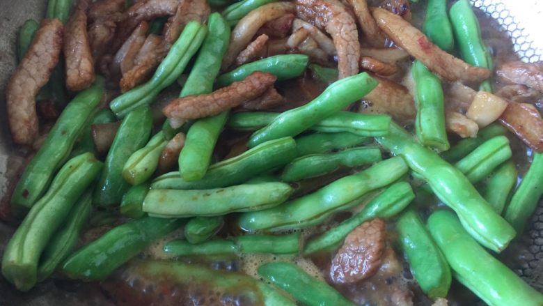 豆角焖面,加入2大勺水，煮开。