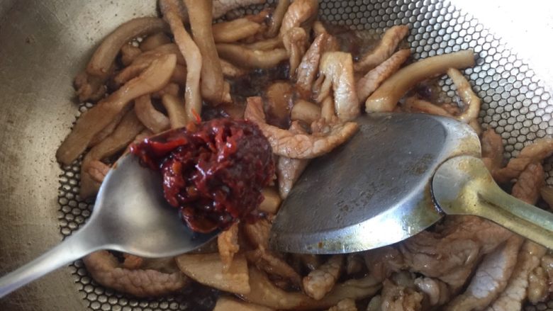 豆角焖面,放入<a style='color:red;display:inline-block;' href='/shicai/ 705'>豆瓣酱</a>炒匀。