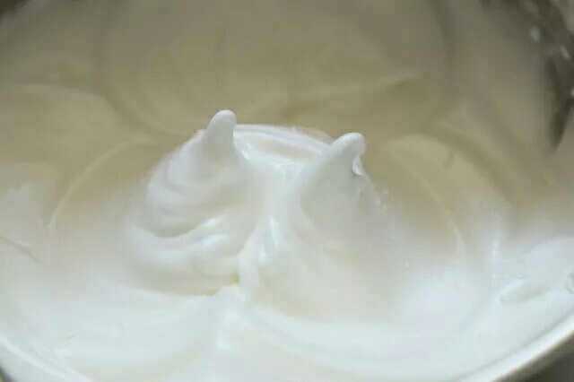 可可蛋糕卷,蛋清分次加入50g<a style='color:red;display:inline-block;' href='/shicai/ 869'>白砂糖</a>,滴入柠檬汁打发至小弯角的状态。