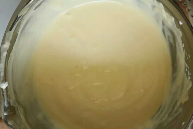 可可蛋糕卷,取三分之一拌入蛋黄糊,在把拌匀得蛋黄糊倒回蛋清中,用翻拌手法再次拌匀。