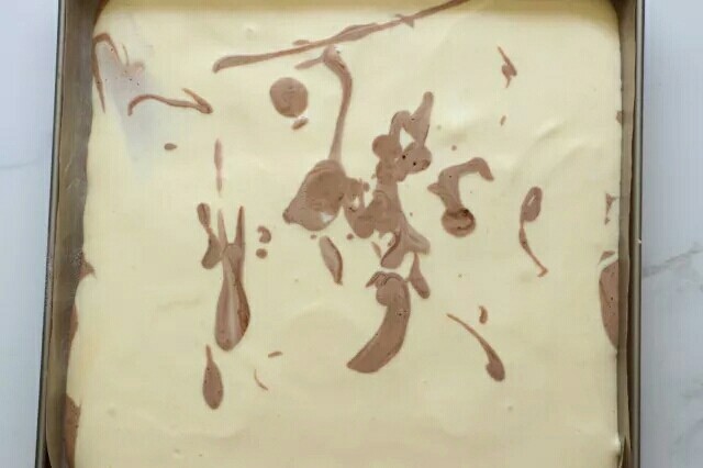 可可蛋糕卷,刮匀整平,不用管可可糊形状,自然最美。(PS:其实是为自己弄的太丑丑找借口)