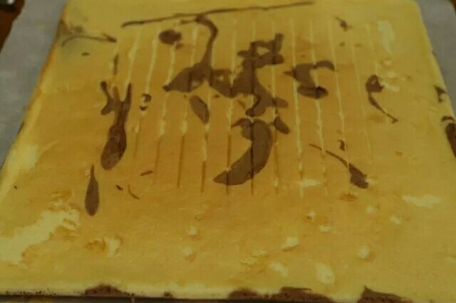 可可蛋糕卷,出炉后倒扣,冷却后轻轻撕去油布。「朝上这一面用来裹入奶油。」