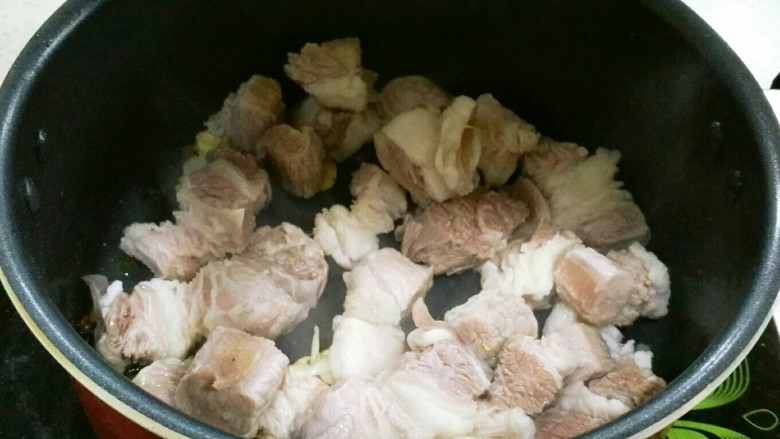 西红柿炖牛腩,下入牛肉煸炒2分钟。把部分牛肉煸出来,会很香的。