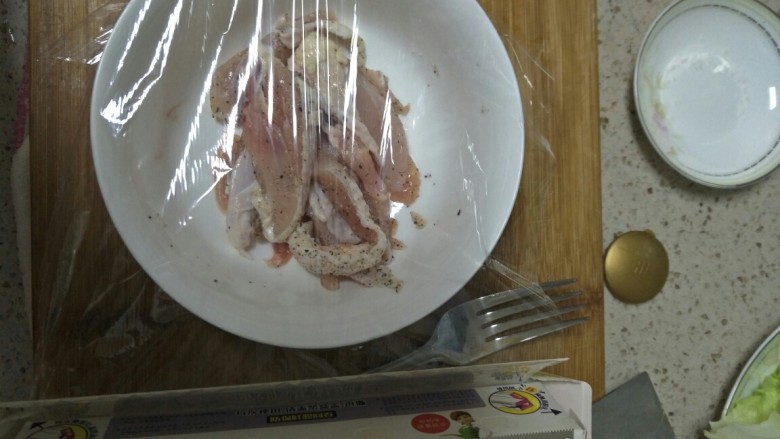鸡腿手抓饼,盖上保鲜膜放入冰箱冷藏淹制1个晚上,最少1个小时让鸡肉入味。