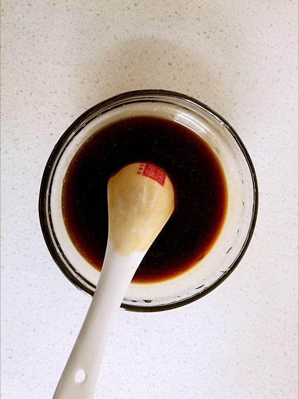 糖醋里脊一糖醋汁版,把<a style='color:red;display:inline-block;' href='/shicai/ 7294'>酱汁</a>材料里的<a style='color:red;display:inline-block;' href='/shicai/ 768'>香醋</a>，糖，红烧汁，<a style='color:red;display:inline-block;' href='/shicai/ 919'>柠檬汁</a>，再加三汤勺左右的水，混合均匀备用。