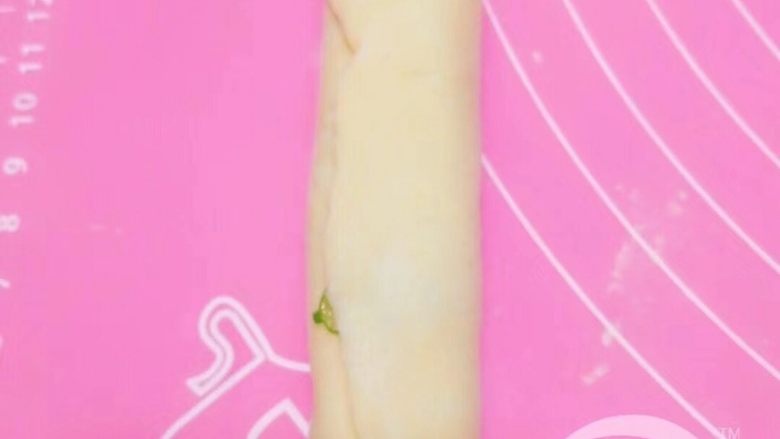 葱油饼,将面团卷成长条，