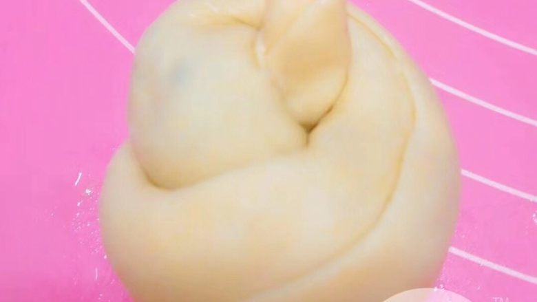 葱油饼,然后盘起长条，打一个活结