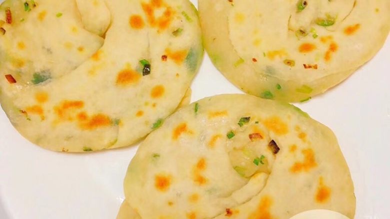 葱油饼,电饼档或者平底锅，锅底刷油，放入饼胚煎至两面金黄