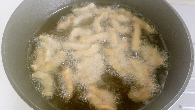 糖醋里脊一糖醋汁版,再次把油烧热,中大火,把炸好的里脊肉放下去炸一遍,分几次炸制。