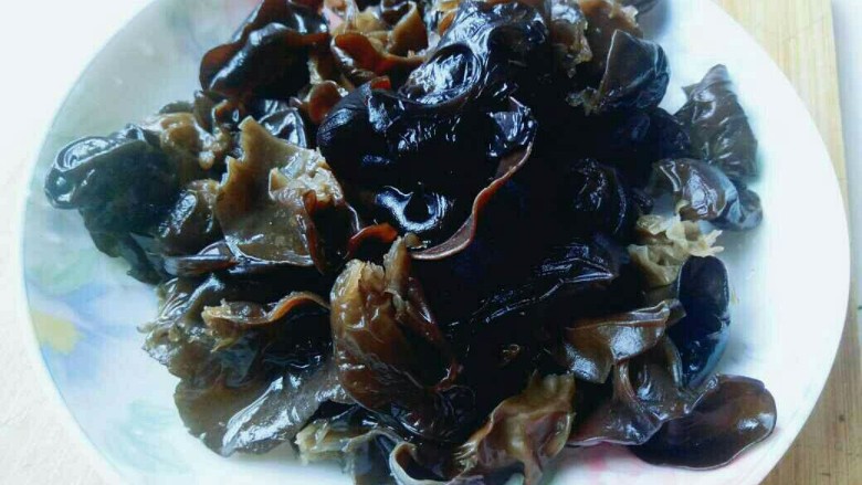 #家的味道#-东北特色~韭菜盒子,<a style='color:red;display:inline-block;' href='/shicai/ 233'>木耳</a>泡发,撕成小块。焯水,捞出过冷水,切碎备用。