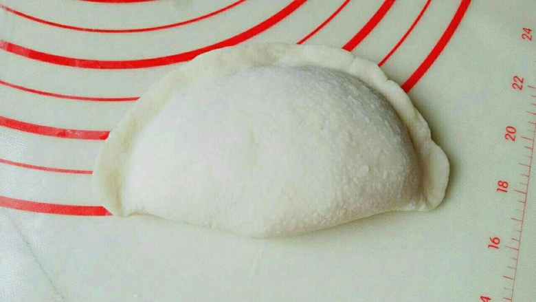 #家的味道#-东北特色~韭菜盒子,对折面皮,捏紧。