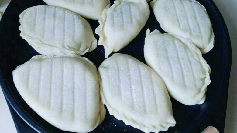 #家的味道#-东北特色~韭菜盒子,电饼铛刷少许油,把包好的韭菜盒子放入,盖上盖子启动馅饼模式,自动鸣笛就可以。(用平底锅也可以)