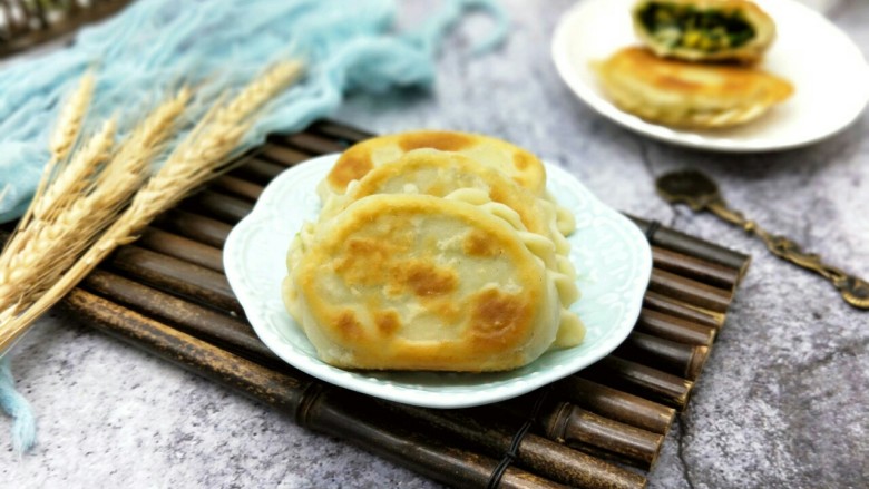 #家的味道#-东北特色~韭菜盒子,时间到后两年金黄,取出凉会即可食用。