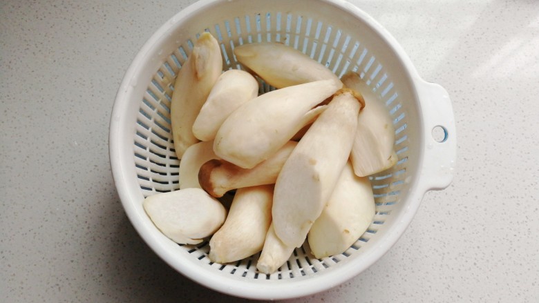 腊肉干锅鸡腿菇,<a style='color:red;display:inline-block;' href='/shicai/ 256'>鸡腿菇</a>500克洗净沥干;