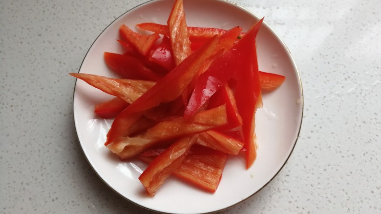 腊肉干锅鸡腿菇,红椒1个洗净切斜段备用;