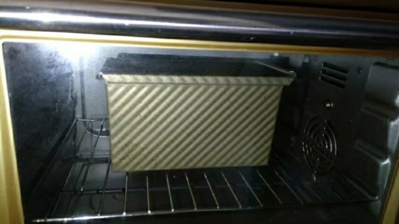 南瓜豆浆吐司,放入提前预热160℃烤箱,上下火下层烤40分钟。
