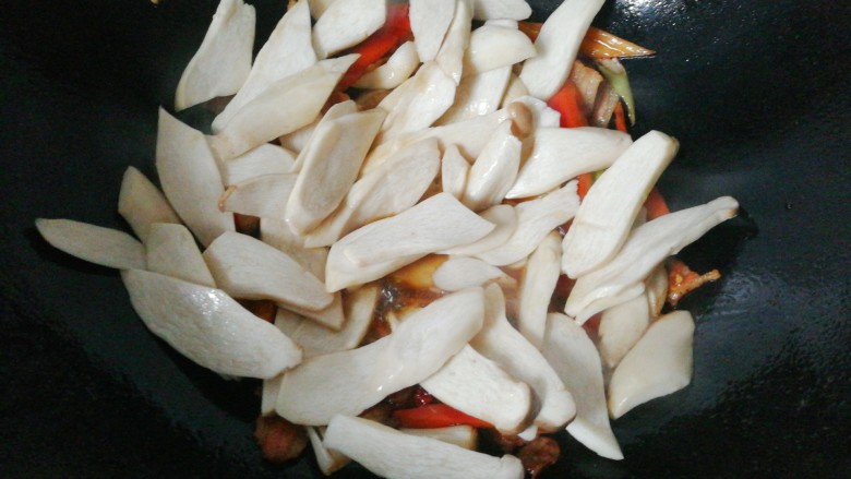 腊肉干锅鸡腿菇,再倒入微波炉叮过的鸡腿菇翻炒均匀;