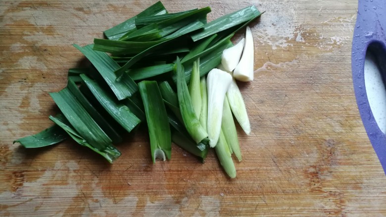 腊肉干锅鸡腿菇,大蒜2根洗净切段备用;
