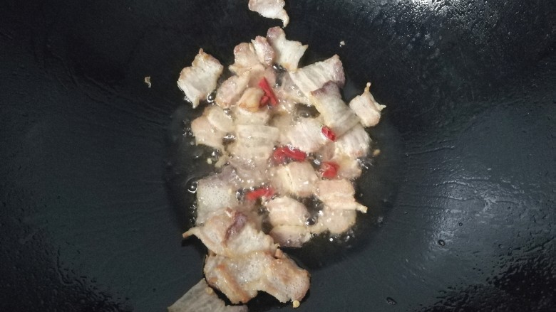 腊肉干锅鸡腿菇,锅中入少许油,下腊肉煸炒至稍微焦黄出油后再加少许<a style='color:red;display:inline-block;' href='/shicai/ 86464'>干红辣椒</a>煸香;