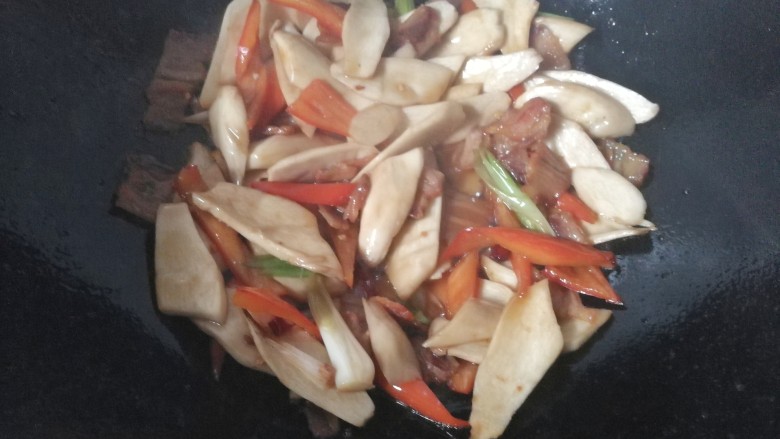 腊肉干锅鸡腿菇,然后调入少许盐,<a style='color:red;display:inline-block;' href='/shicai/ 3729'>白糖</a>,生抽继续炒均匀;
