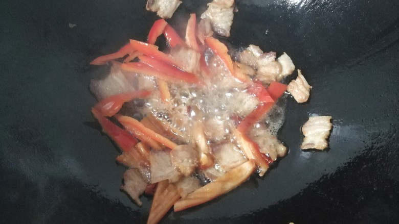 腊肉干锅鸡腿菇,接着下入红椒段翻炒几下;