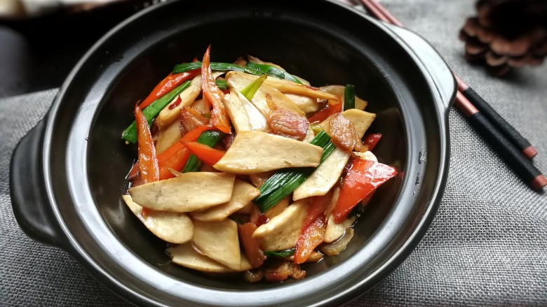 腊肉干锅鸡腿菇,成品图!