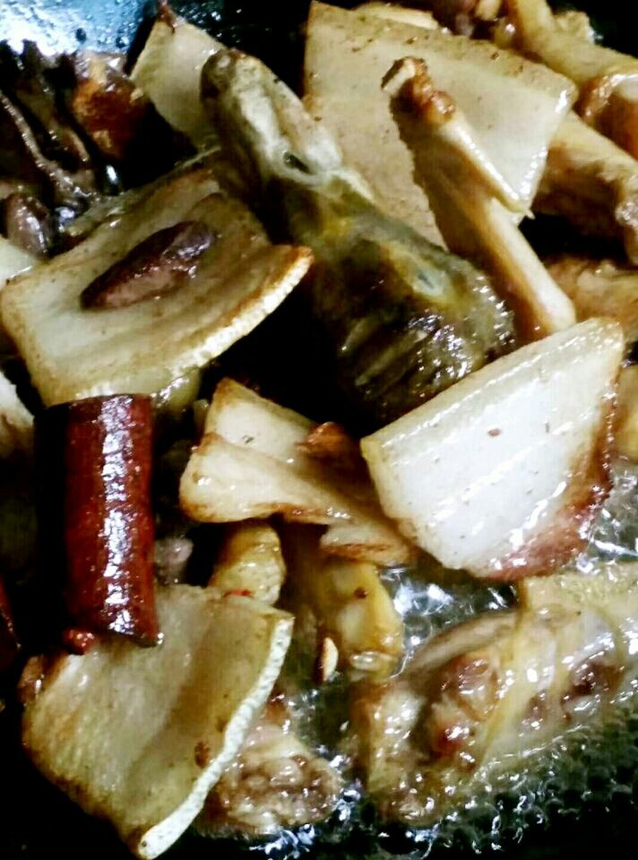 秘密芷江鸭!,油烧好后放五花肉、鸭头、鸭翅、鸭爪、鸭腿、桂皮等香料爆炒!此时加盐盐的分量估计是加一锅水的盐分量。