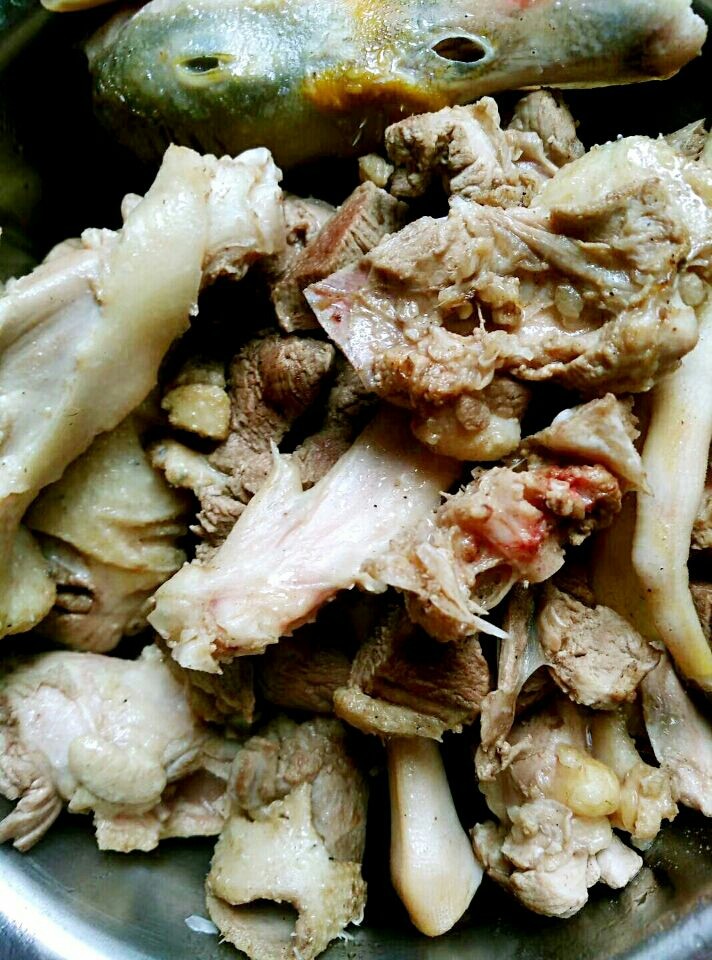 秘密芷江鸭!,鸭肉洗净,淖血水。捞起待用。