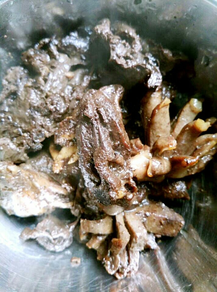 秘密芷江鸭!,鸭胗、鸭心、鸭血、鸭肝随后放中间轻轻炒香这部分捞起来待用。