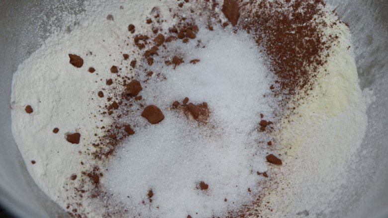 (超级详细)网红脏脏包,可可牛角可颂面包,面团的粉类材料全部混合,<a style='color:red;display:inline-block;' href='/shicai/ 731'>酵母</a>跟盐糖避开放