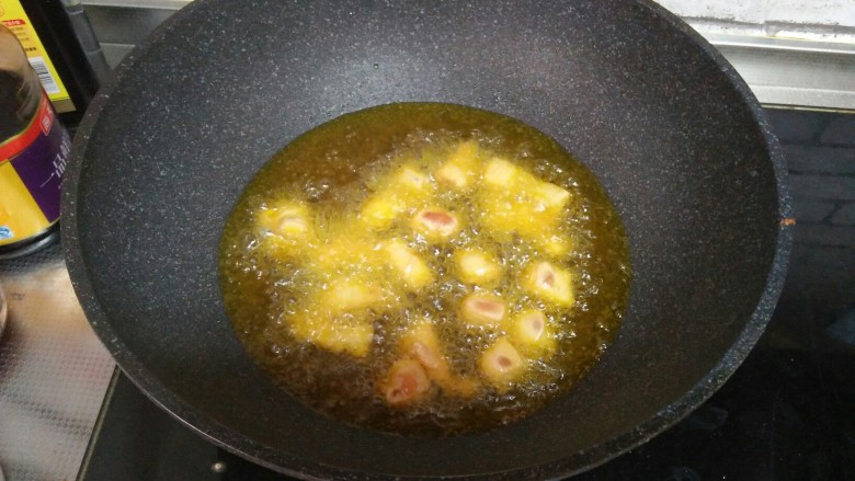 葱烧炸鸡块,锅中油八成热,加腌制好的鸡胸肉炸制
