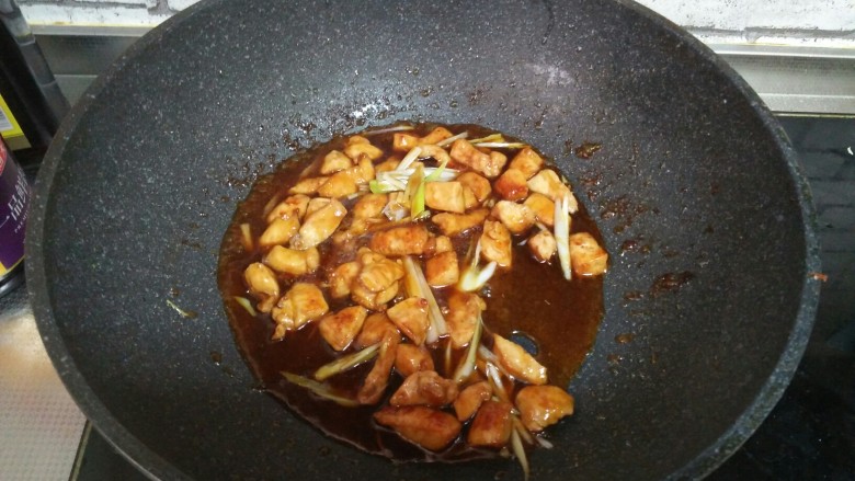 葱烧炸鸡块,再加炸好的鸡肉,炒匀即可
