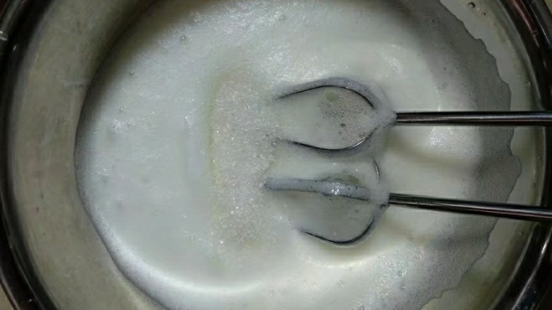 手绘樱桃南瓜豆浆蛋糕卷,打至细泡时加一次糖。