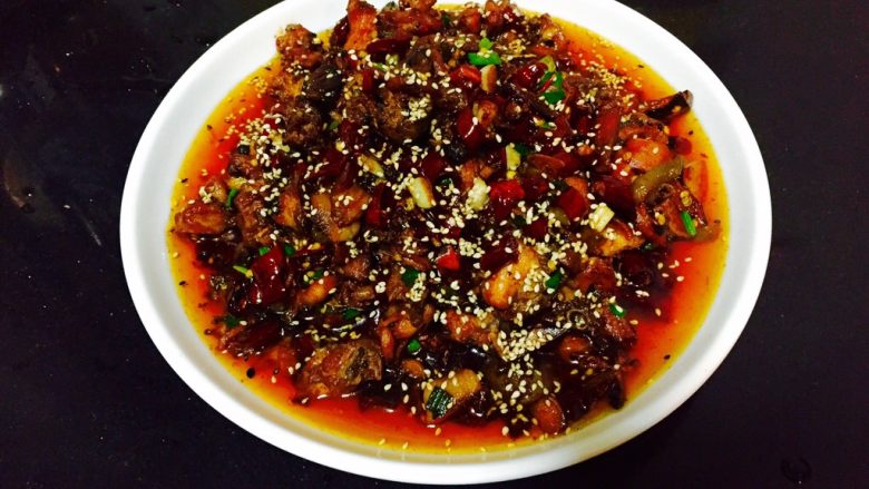 自制香辣干煸兔丁,装盘洒上<a style='color:red;display:inline-block;' href='/shicai/ 141911'>熟白芝麻</a>即可,香辣酥脆的兔丁就做好了。