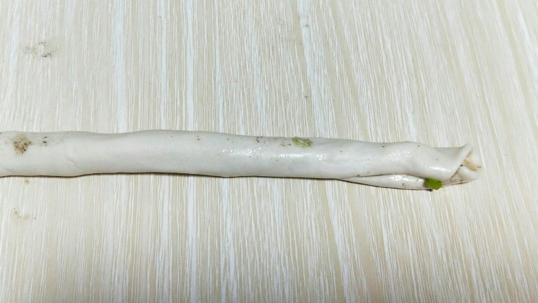 烫面椒盐葱花酥饼,之后再卷起来成长条状,如图。