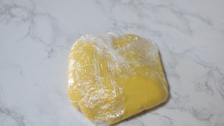 广式豆沙蛋黄月饼,揉成面团,包上保鲜膜,室温静置两三个小时