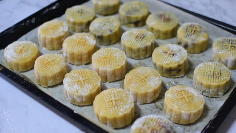 广式豆沙蛋黄月饼,摆在烤盘上,喷少许清水,防止干裂烤箱
