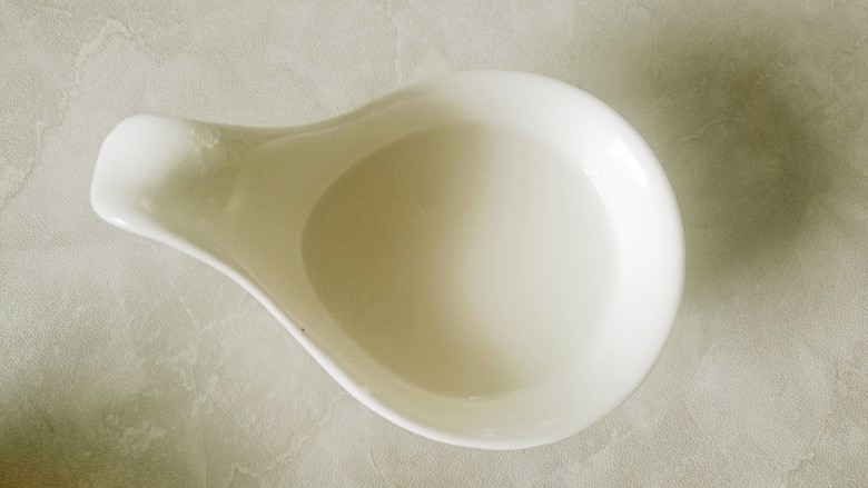 糖醋里脊一糖醋汁版,把淀粉放入碗中,加小半碗水混合备用。