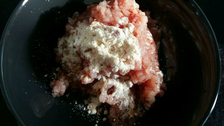 翡翠饺子,猪肉倒入<a style='color:red;display:inline-block;' href='/shicai/ 813'>鸡粉</a>,鲜味汁,搅拌均匀腌制10分钟。