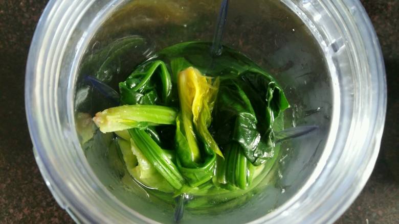 翡翠饺子,焯好的菠菜放入料理机中,倒入半碗水打成菠菜汁。