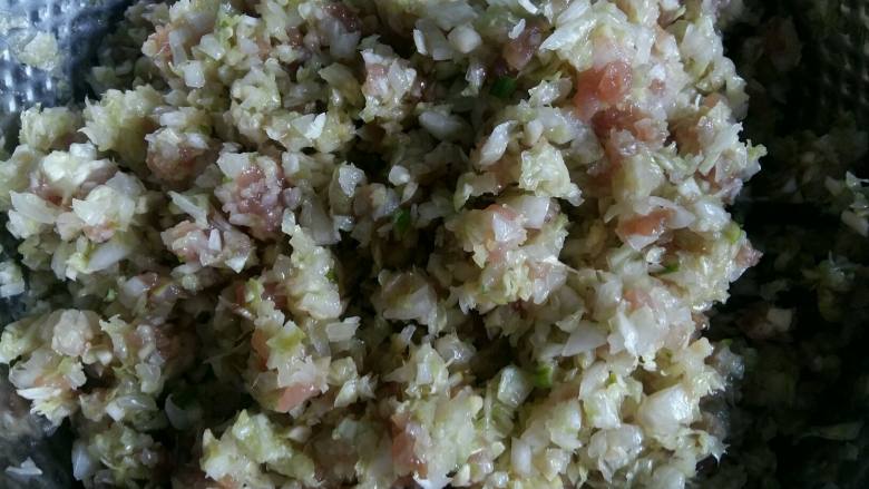 翡翠饺子,醒面团的时候把菜馅调好。猪肉倒入白菜中,搅拌均匀,然后倒入2勺<a style='color:red;display:inline-block;' href='/shicai/ 788'>生抽</a>,适量菜籽油,适量盐调匀。(也可以加一些十三香哦。)