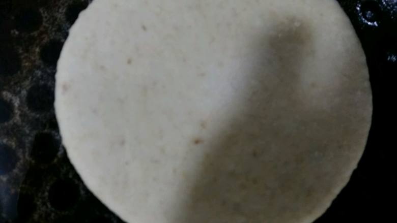 小麦胚芽核桃酱花卷,也可以做成发面饼,擀成圆形,放入刷了油的电饼铛中,盖上盖子烙3分钟即可。