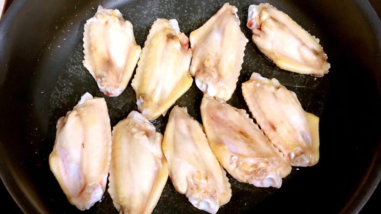 可乐鸡翅,翻面再煎2分钟