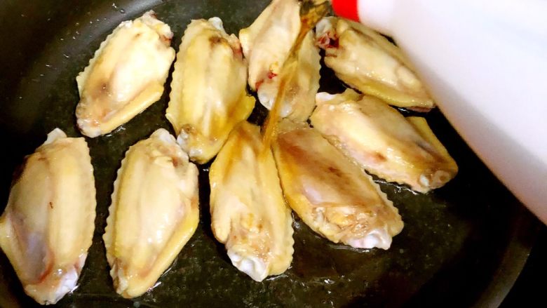 可乐鸡翅,倒入料酒