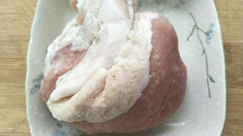 卤肉香菇饭,准备肉一块,黑白相间。