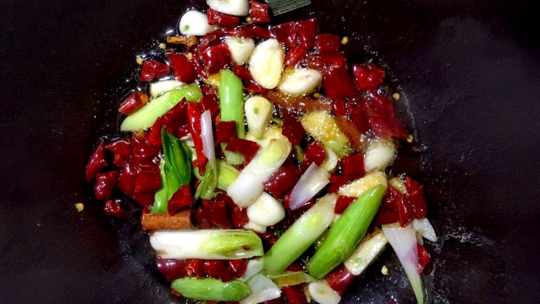 秘制麻辣香锅,再倒入干辣椒和花椒,小火炒香